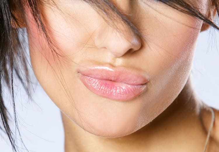Как правильно ухаживать за губами